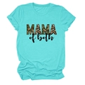 Dettaglio della t-shirt verde menta con stampa MAMA of both in motivi mimetici e leopardati - Taglia S / Blu Acqua Profonda (Testo Nero)