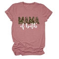 Dettaglio di maglietta rosa con testo Mama of Both e motivi camo e leopardati - Taglia S / Oro Rosa (Testo Bianco)