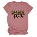 Dettaglio della stampa Mama of both con motivi mimetici e leopardati su t-shirt malva - Taglia S / Oro Rosa (Testo Nero)