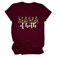Dettaglio della t-shirt bordeaux con stampa Mama of both in mimetico e leopardato - Taglia S / Rosso Vino (Testo Bianco)