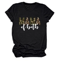 Dettaglio della stampa Mama of Both con motivi camo e leopardati su T-shirt nera - Taglia S / Nero (Testo Bianco)