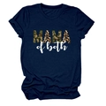 Dettaglio della stampa Mama of Both con motivi mimetici e leopardati su T-shirt blu navy - Taglia S / Blu Notte (Testo Bianco)