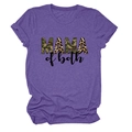Dettaglio della stampa MAMA of both su t-shirt viola con motivi camo e leopardati - Taglia S / Viola (Testo Nero)