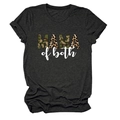 Dettaglio della stampa Mama of Both con motivi camo e leopardati su t-shirt grigia - Taglia S / Grigio Antracite (Testo Bianco)