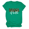 Dettaglio della scritta Mama of both con stampa mimetica e leopardata su t-shirt verde - Taglia S / Verde Inchiostro (Testo Bianco)