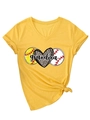 Dettaglio della t-shirt gialla scollo a V grandma con stampa cuore leopardato e baseball - S / Giallo