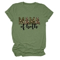 Dettaglio della stampa Mama of Both con motivi mimetici e leopardati su t-shirt oliva - Taglia S / Verde Oliva (Testo Nero)