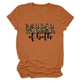 Dettaglio della stampa Mama of Both con motivi camo e leopardati su t-shirt arancione - Taglia S / Arancio Bruciato (Testo Nero)