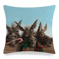 Detalle de funda de cojín de lino con burros festivos en una escena de nieve blanca - Burros de Celebración de Navidad de Dibujos Animados (15)