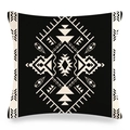 Vue détaillée de la housse de coussin en lin avec motifs géométriques et texture tissée - Style Totem Bohème Classique Noir Et Blanc (17)