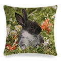 Funda de cojín de lino con estampado de conejo en campo de margaritas - Conejo blanco y negro en flores (2)