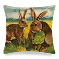 Nahaufnahme von Leinen-Kissenbezug mit Hasen-Aquarell und feiner Stoffstruktur - Aquarell braune zwei Kaninchen im Gras (Stil-2)