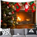 Gemütliches Wohnzimmer mit Weihnachtsbaum-Wandteppich, Kamin und grauem Sofa - Pfirsichhaut / Roter Weihnachtsstrumpf Kamin (9) / 100cmx70cm