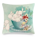 Oster-Kissenbezug aus Leinen mit süßen Hasen in einer Tasse und Blumenmuster - Gemütliche Illustration mehrerer süßer Hasen in einer cyanfarbenen Teetasse (Stil-10)