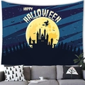 Detail van Halloween wandtapijt met maan en kasteel boven een bank in een woonkamer - Heks Sterrenhemel (Stijl 10)