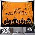 Détail d'une tapisserie Happy Halloween avec citrouilles et toiles au-dessus du canapé - 100X70 / Style Citrouille et Toile d'Araignée Orange Noir (Peau de Pêche G331)