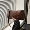 Bolso de axila minimalista marrón con estampado de cocodrilo, cremallera y correa delgada - Marrón