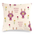 Detail der Kissenhülle aus Leinen mit lila Hasenmotiv und Bunny Loves You Schriftzug - Lila Herz-Hase