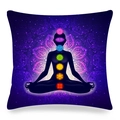 Dettaglio della federa in lino con sette icone chakra e motivo mandala luminoso - Stile Silhouette Chakra Viola (1)