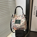 Borsa a secchiello in tela floreale con doppi manici e tracolla nera regolabile - Motivo Floreale Rurale (Stile 1)