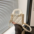 Mini borsa bianca elegante trapuntata con dettagli dorati e tracolla regolabile donna - Bianco