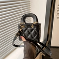 Elegante borsa a mano mini nera trapuntata con dettagli dorati e finitura lucida - Nero
