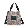 Florale Canvas-Tragetasche mit schwarzen Riemen und verstellbarem Schultergurt auf Weiß - Rosa und Blau-Grünes Blumenmuster (Modell 1)