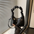 Bolso de hombro negro de media luna con asa plisada y texto blanco con bandolera - Negro