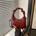 Bolso de mano granate con asa fruncida y correa larga, diseño moderno de media luna - Rojo