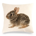 Détail de la housse de coussin en lin avec motif lapin et texture tissée visible - Petit Lapin Brun Vif (12)