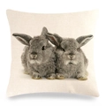 Housse de coussin en lin de Pâques avec lapins gris réalistes sur tissu beige - Deux Lapins Gris Réalistes (6)