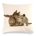 Housse de coussin en lin avec motif imprimé d'un lapin brun et d'un petit chaton gris - Jeune Lapin et Chaton Rayé (9)