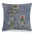 Makro-Detail von quadratischem Leinen-Kissenbezug mit lila Distel-Aquarell-Blumenmuster - 45x45 cm / Graublaues Aquarell-Distel-Design (Stil 17)