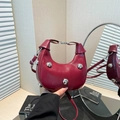 Bordeauxrode halvemaanvormige handtas van kunstleer met zilveren studs en riem - Rood