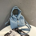 Borsa a mano blu in pelle a forma di camicia con colletto e tracolla regolabile - Blu