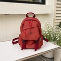 Minimalistischer rotbrauner Nylon-Rucksack mit vorderer Reißverschlusstasche - Rot