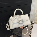 Detail der weißen Handtasche mit Diamant-G-Schnalle, Perlenbogen-Anhänger und Spitze - Mit Anhänger / Weiß