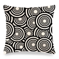 Détail de housse de coussin en lin carré avec cercles concentriques noirs et blancs - Style Cercles Concentriques Chevauchants Noir et Blanc (6)