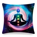 Dettaglio federa con stampa galassia e sagoma di meditazione con i 7 chakra - 45x45 cm / Silhouette Chakra Vortice Galattico (16)