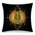 Dettaglio macro del motivo mandala dorato e meditazione su federa nera in microfibra - 45x45 cm / Pentacolo Luna Nero Oro (18)