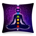 Dettaglio del motivo mandala su federa viola con simboli dei chakra e silhouette yoga - 45x45 cm / Mandala Viola Profondo Yin Yang (20)