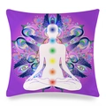 Dettaglio della federa yoga Mandala con silhouette di meditazione viola e chakra - 45x45 cm / Mandala Viola Brillante Sette Chakra (23)