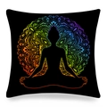 Dettaglio del copricuscino mandala con silhouette yoga su tessuto nero effetto pelle di pesca - 45x45 cm / Sfumatura Arcobaleno Nero Mandala (24)
