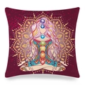Dettaglio della federa mandala bordeaux con sette chakra e motivo di meditazione yoga - 45x45 cm / Sette Chakra Yoga Borgogna (29)