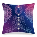 Dettaglio della federa per cuscino mandala con sette chakra e posa yoga loto - 45x45 cm / Corpo Chakra Stellato Blu Viola (30)