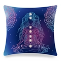 Dettaglio copricuscino da meditazione con sette simboli chakra e motivi mandala - 45x45 cm / Silhouette Mandala Sfumatura Sognante (38)