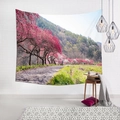 Detalle del tapiz de paisaje de flores de cerezo colgado en una pared de ladrillo blanco - 100x70cm (Piel de melocotón) / Spring Cherry Forest Path (4)