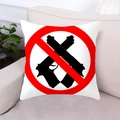 Funda de cojín blanca de piel de melocotón con señal de prohibido y pistolas en un sofá - Estilo de Pistolas Cruzadas Prohibidas (Estilo 3)