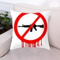 Detalle de funda de cojín contra las armas en sofá con silueta de fusil negro y rojo - Estilo de Fusil con Sangre Prohibido (Estilo 4)