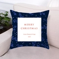 Detail van blauw kerstkussen met Merry Christmas tekst op een beige bank achtergrond - Donkerblauw Kerst Bladeren Merry Christmas (3)